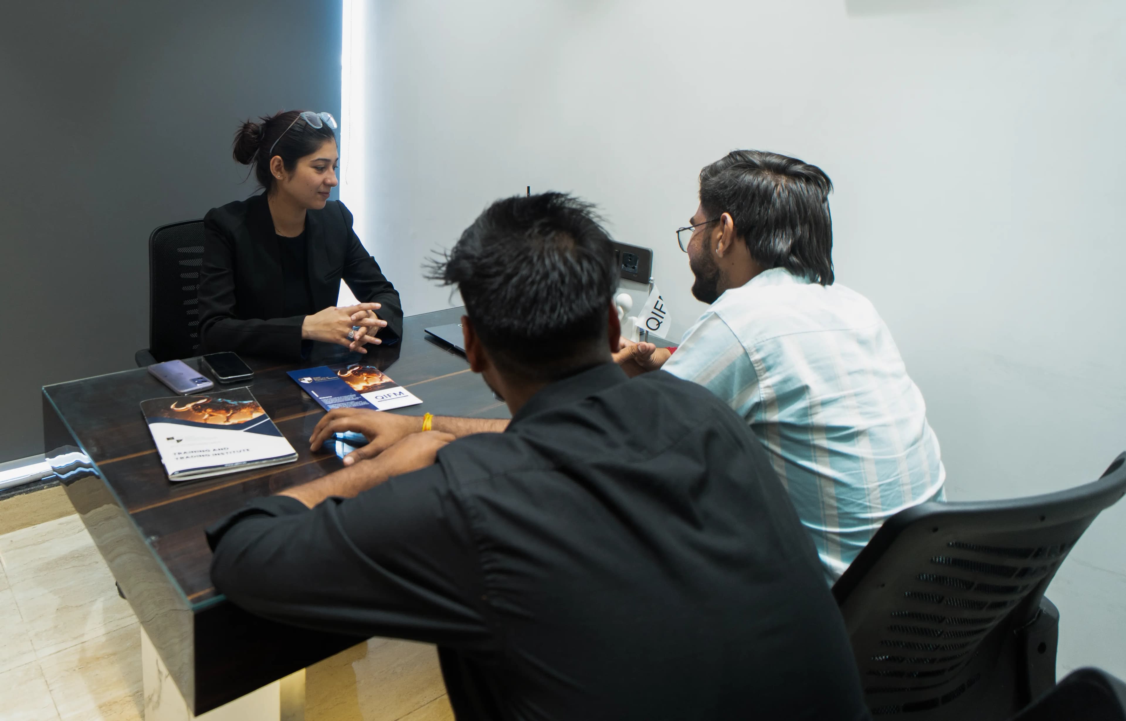 QIFM trading mentor guiding students one-on-one
